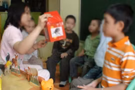 Học sinh "đặc biệt": ăn phân, bốc bôi lên người bạn