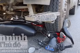 Vượt ẩu, 1 thanh niên bị xe container cán nát 2 chân