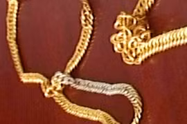 "Nữ quái" trộm dây chuyền của người tình trong lúc "mây mưa"