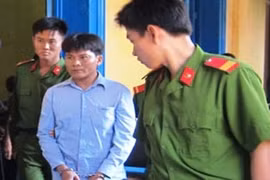 Buồn chuyện vợ bỏ, đổ xăng đốt chết con