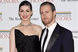 Ngắm Anne Hathaway cùng hôn phu dự tiệc