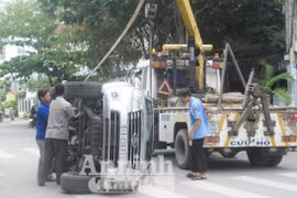 Ô tô 7 chỗ lật như phim sau tai nạn liên hoàn