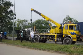 Người dân dùng búa đập cửa kính xe tải lật, giải cứu tài xế
