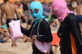 Mốt mặc “facekini” tràn ngập các bãi biển Trung Quốc