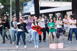 Thí sinh Miss Teen nhảy Gangnam Style, bán hàng rong