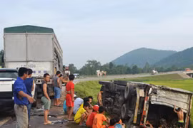 Va chạm với xe container, xe tải chở nước ngọt lao xuống ruộng