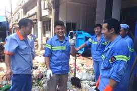 15 công nhân bới tung núi rác tìm điện thoại cho người đẹp