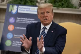 Ông Donald Trump kêu gọi người ủng hộ tiêm vaccine chống Covid-19