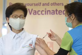 Trưởng đặc khu Hong Kong tiêm vaccine của Sinovac trên truyền hình trực tiếp
