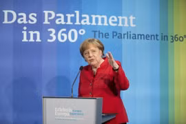 Đức truy tìm kẻ đặt thủ lợn ngoài phòng tiếp cử tri của Thủ tướng Merkel