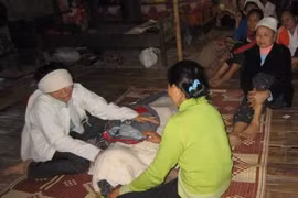 Tang thương bên dòng Tà Khốp sau vụ lật xe chở gỗ, 10 người chết