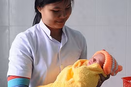 Giải cứu đứa trẻ bị mang đi chôn sống