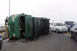Xe rác "vật tênh hênh” trên cầu Thăng Long