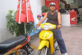 "Hiệp sĩ đường phố" được tặng xe mới