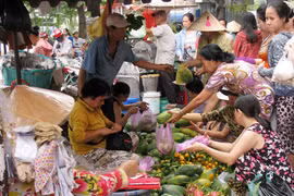 Ngày cuối năm, thịt bò, tôm, rau xanh giá "trên trời"