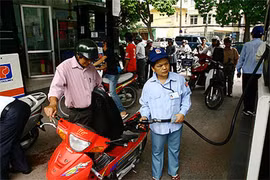 Giá xăng giảm thêm 387 đồng/lít