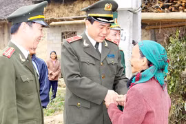 Chung tay chia sẻ khó khăn với đồng bào ở Cao Bằng