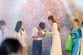 Cẩm Ly, Hồ Ngọc Hà diện áo dài ra mắt "Thập kỷ nhạc xuân"