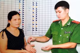 Cướp giật dây chuyền, mang đổi heroin 