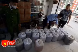 Tạm giữ hàng trăm lít rượu thủ công không rõ nguồn gốc xuất xứ