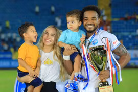 Rafaelson ăn mừng Siêu cúp quốc gia bên vợ con