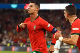 Ronaldo vào sân từ ghế dự bị cứu ĐT Bồ Đào Nha