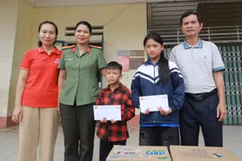 Nghĩa tình Thủ đô gửi tới học sinh ở Trung Lèng Hồ
