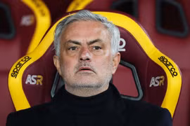 HLV Mourinho bất ngờ bị Roma sa thải