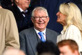 Sir Alex tươi rói xuất hiện sau khi bị MU đối xử tệ bạc