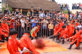 Người dân hò reo khi xem chém lợn ở Ném Thượng