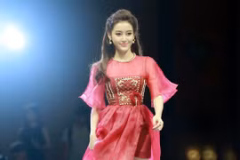 Á hậu Huyền My rạng rỡ diễn catwalk sau scandal "tai bay vạ gió"