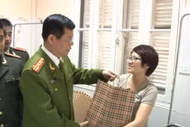 Thăm hỏi chiến sĩ bị thương trong khi làm nhiệm vụ