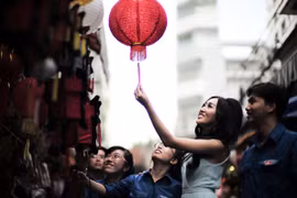 Hoa hậu Huỳnh Thuý Anh rạng rỡ chia sẻ niềm vui Tết Trung thu