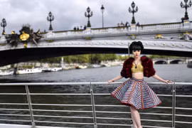 Khởi động show thời trang tại sàn diễn nổi trên sông Seine - Paris