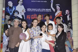 MC Kim Trang và dàn nghệ sĩ tặng quà Trung thu cho trẻ em nghèo