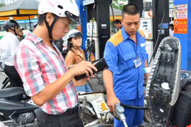Giá xăng tăng hơn 700 đồng mỗi lít 