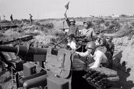 Pháo phòng không 57mm 'víu cổ' máy bay Mỹ trên bầu trời Hà Nội năm 1972