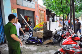 Sập ô văng nặng 4 tấn, nhiều người thoát chết