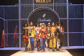Phí Phương Anh đọ catwalk cùng Hoàng Thuỳ