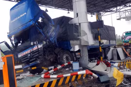 Xe container mất lái nghiền nát trạm thu phí