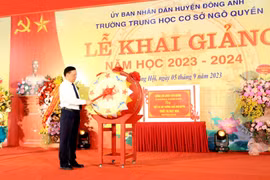 Bí thư Thành ủy Hà Nội Đinh Tiến Dũng đánh trống khai giảng tại trường THCS Ngô Quyền
