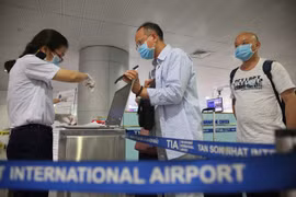 Việt Nam giám sát chặt người nhập cảnh từ nước đang bùng dịch Covid-19 hoặc có biến thể mới 