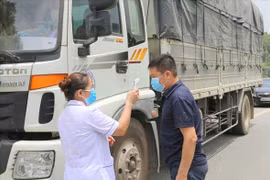 Một lái xe về từ TP HCM test nhanh dương tính Covid-19 tại chốt kiểm soát cầu Phù Đổng - Long Biên