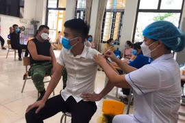 Hai mẹ con ở toà nhà A4 Đền Lừ mắc Covid-19, phát hiện 19 ca dương tính trong 2,8 triệu mẫu