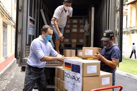 Hơn 852.000 liều vaccine AstraZeneca của Đức tài trợ đã về đến Hà Nội