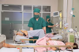 Cứu đôi chân bị liệt cho nam thanh niên ngã từ độ cao hơn 4 mét xuống nền cứng