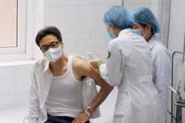 Phó Thủ tướng Vũ Đức Đam được tiêm mũi thứ hai vaccine Covid-19 do Việt Nam sản xuất