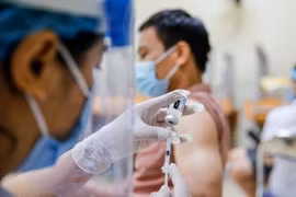 Địa phương đề nghị rút ngắn khoảng cách tiêm vaccine mũi 2, Bộ Y tế hướng dẫn tự quyết định