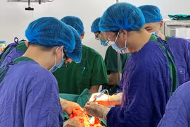 Cứu sống người phụ nữ có khối ung thư buồng trứng khổng lồ, nặng hơn 7kg