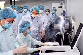 Thủ tướng yêu cầu chậm nhất tháng 6-2022 phải có vaccine COVID-19 sản xuất trong nước
